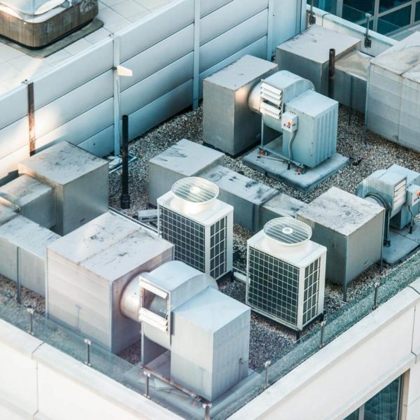 Equipos de control de temperatura industrial en el techo de una instalación.